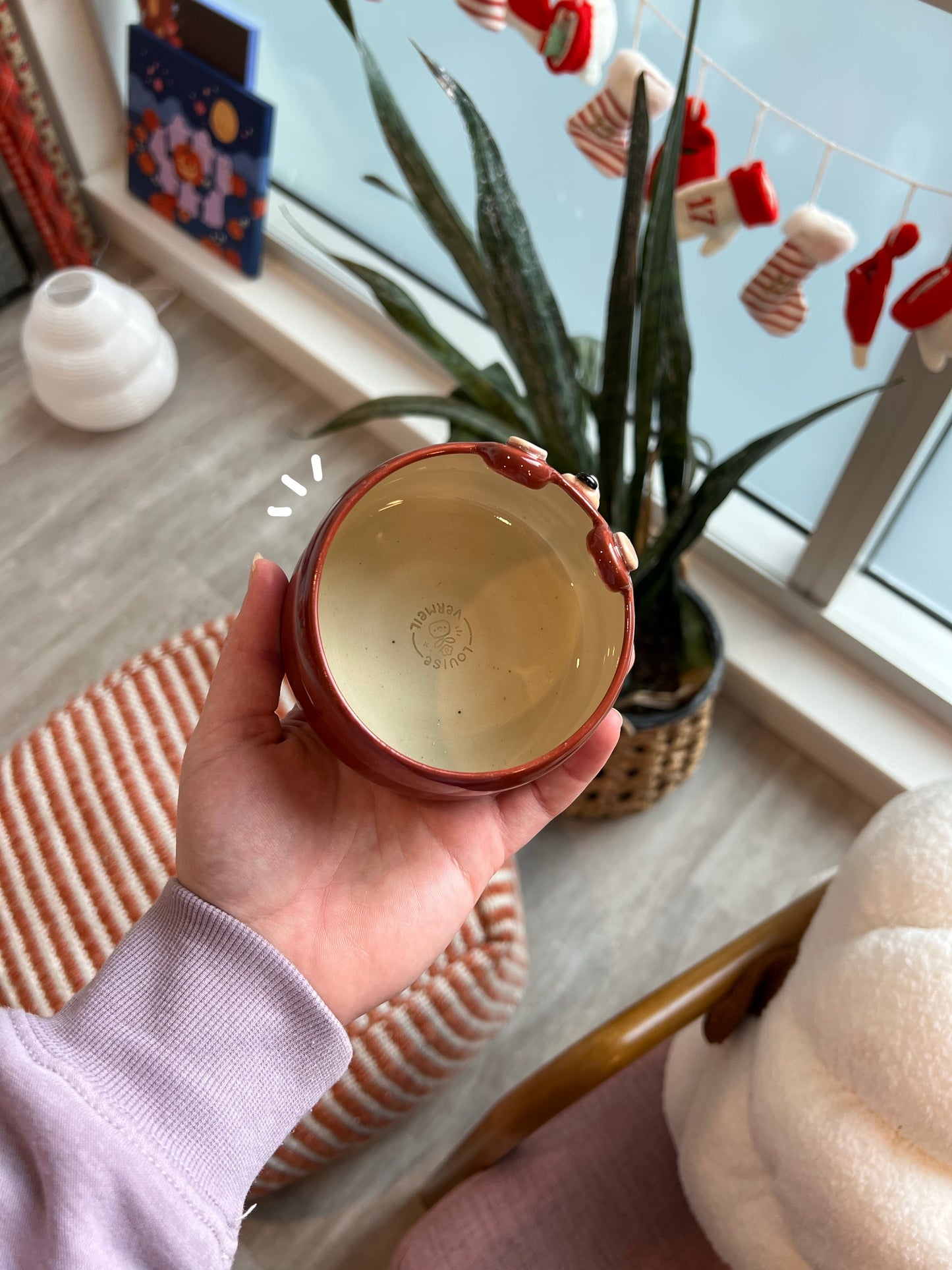 Brown bear with a pie