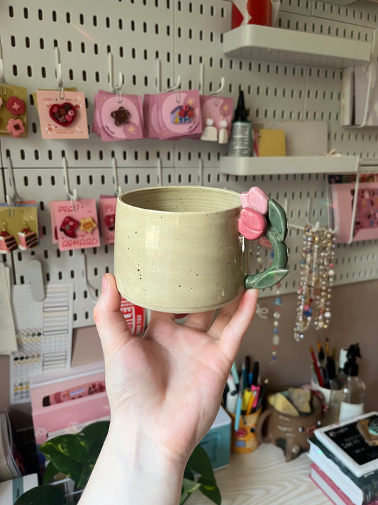 Tulip handle mug