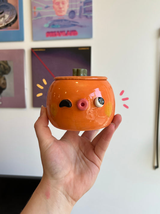 Winky pumpkin jar